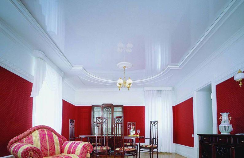 Белый глянцевый натяжной потолок в зале (гостиной) - фото