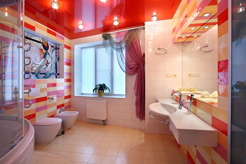 Красный глянцевый натяжной потолок в ванной - фото