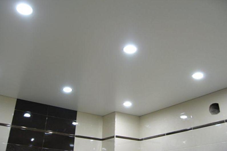 Дизайн белой ванной комнаты - Отделка потолка