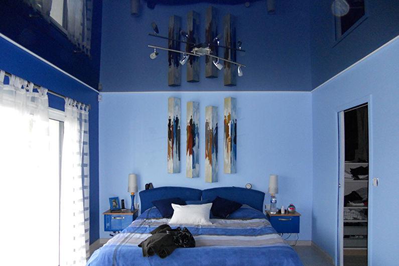 Синий натяжной потолок в спальне - фото