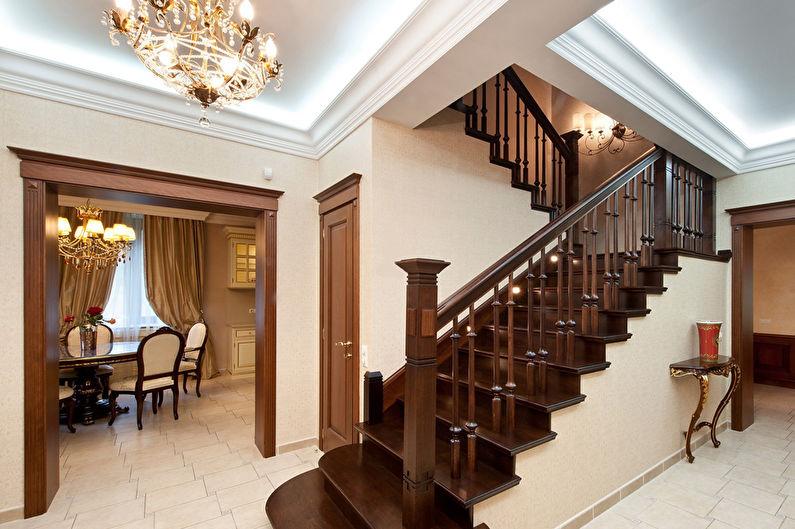 Лестницы на второй этаж в классическом стиле