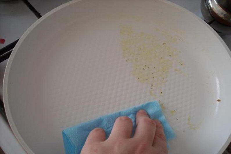Как очистить от нагара керамическую сковороду - Спирт