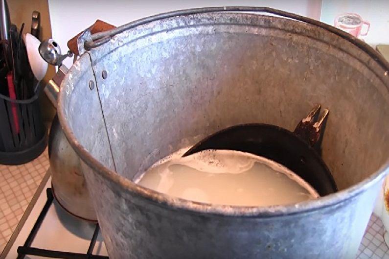 Как очистить от нагара чугунную сковороду - Порошок и сода